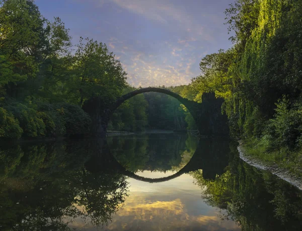 Ponte do Diabo em Kromlau ao nascer do sol — Fotografia de Stock