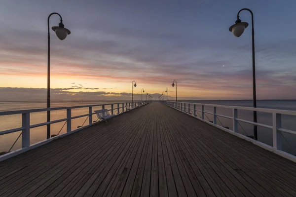 Hermoso amanecer sobre un muelle de madera en Gdynia, Polonia — Foto de Stock