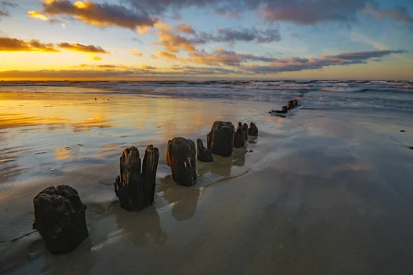 Puesta de sol sobre la playa del mar, Mar Báltico, Polonia —  Fotos de Stock