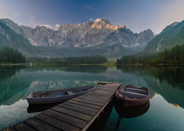 Dřevěný most přes horské jezero — Stock fotografie