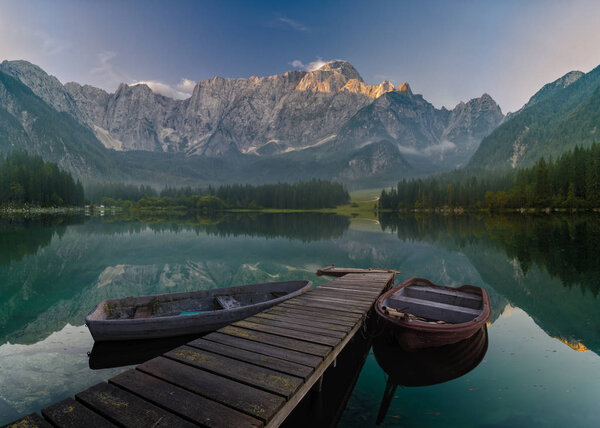 деревянный мост через горное озеро

