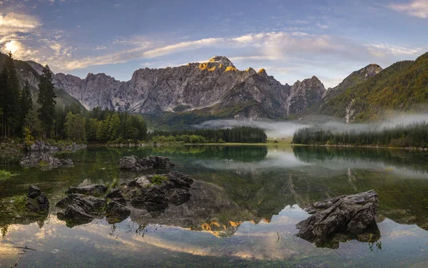 Montanha Lago Nos Alpes Julianos Itália — Fotografia de Stock