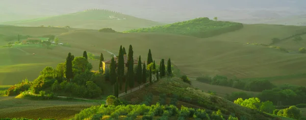 SAN QUIRICO D 'ORCIA, TUSCANÍA, ITALIA-ABRIL16,2016: Hermosas tierras —  Fotos de Stock