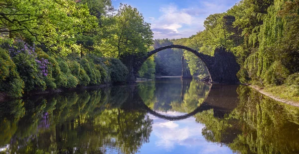 Most w parku rododendronów w Kromlau, Niemcy — Zdjęcie stockowe