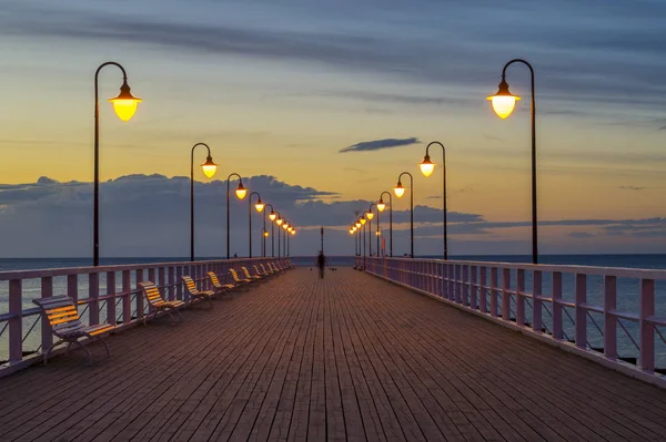 Vacker soluppgång över en träbrygga i Gdynia, Polen — Stockfoto