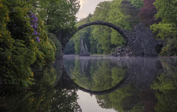 Puente del diablo en el rododendro parque en Kromlau — Foto de Stock