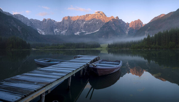 деревянный мост через горное озеро
