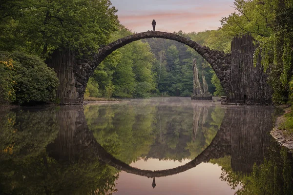 Ponte nel parco dei rododendri a Kromlau, Germania — Foto Stock