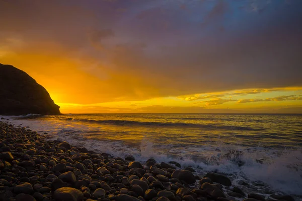 Belo pôr do sol dourado sobre o oceano — Fotografia de Stock