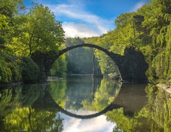 Most w parku rododendronów w Kromlau, Niemcy — Zdjęcie stockowe