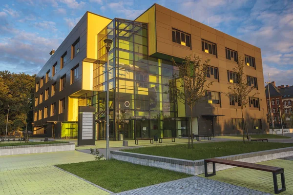 Szczecin, Polônia-junho 2017: Edifício de escritórios moderno ao pôr do sol l — Fotografia de Stock
