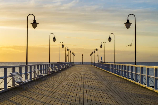 Krásný východ slunce nad dřevěném molu v Gdynia, Polsko — Stock fotografie