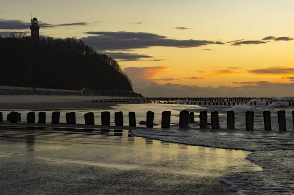 Leuchtturm an der Ostseeküste bei Sonnenuntergang — Stockfoto