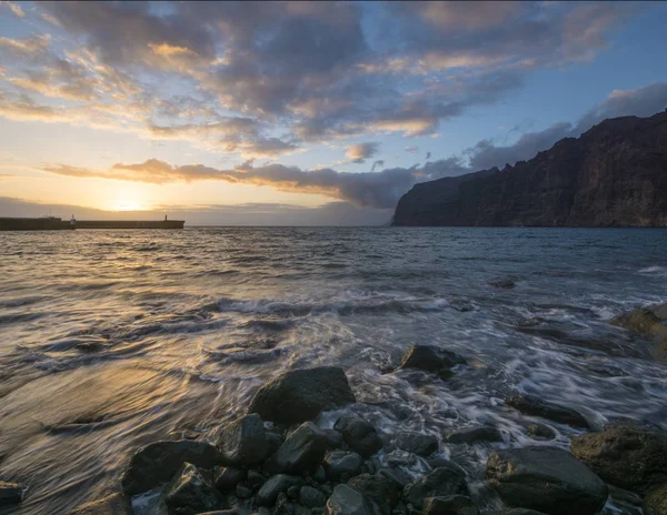 Puesta de sol sobre la playa de Los Gigantes en Tenerife —  Fotos de Stock