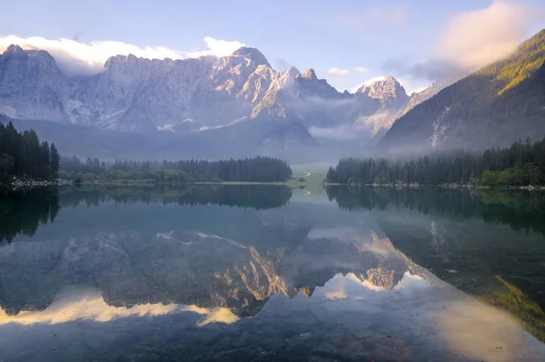 Julian Alps Talya Için Dağ Gölü Üzerinde Gündoğumu — Stok fotoğraf