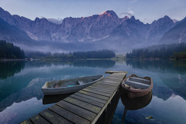 деревянный мост через горное озеро
