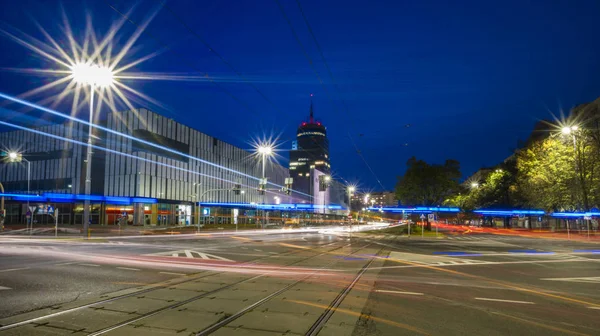 Noční doprava v centru města, Štětín, Polsko — Stock fotografie