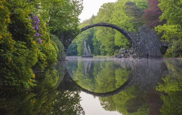 Puente en el parque de rododendros en Kromlau, Alemania — Foto de Stock