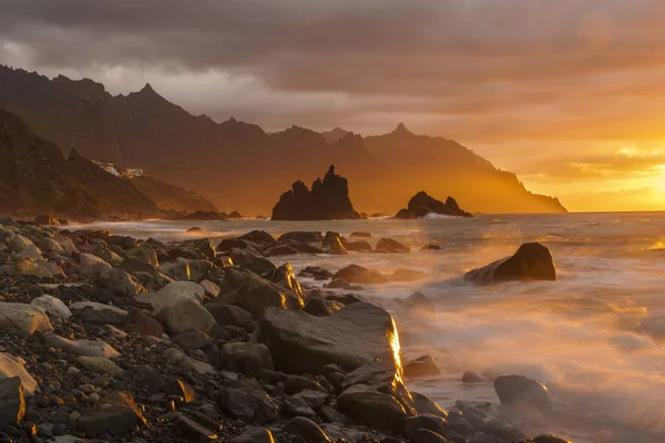 En eldig solnedgång över Benijo strand i Teneriffa — Stockfoto