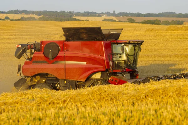 Combine Harvester agricultura máquina de colheita dourado maduro whe — Fotografia de Stock