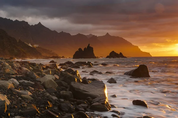 En eldig solnedgång över Benijo strand i Teneriffa — Stockfoto