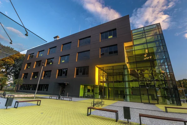 Szczecin, Polen-juni 2017:Modern kantoorgebouw in de zonsondergang l — Stockfoto