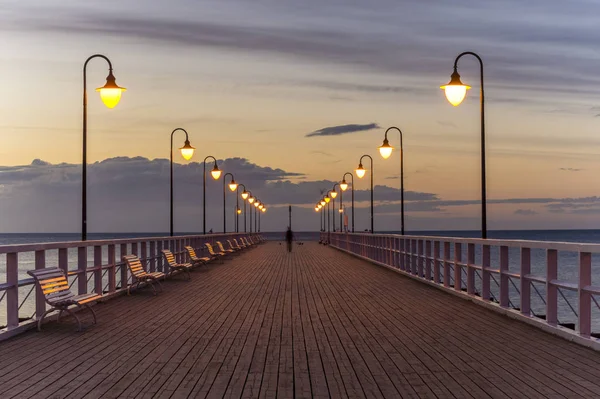 Krásný východ slunce nad dřevěném molu v Gdynia, Polsko — Stock fotografie