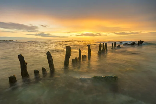 Морська розбита вода розбиває хвилі на заході сонця — стокове фото