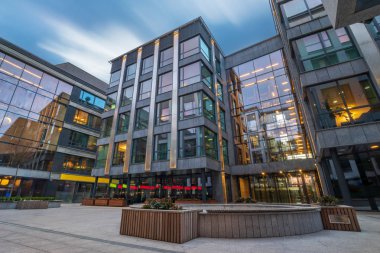 Modern ofis binası akşamları