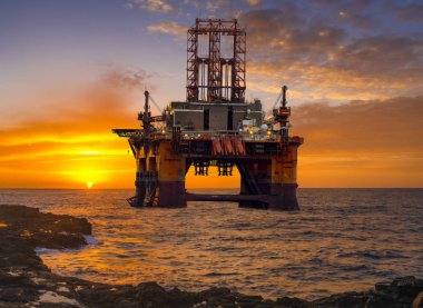 Okyanus kayalık kıyıları th anda offshore sondaj