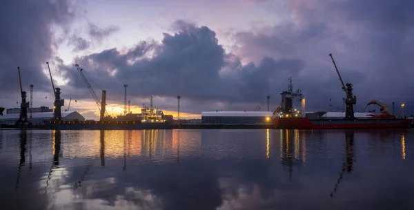 Bulk cargo ships in the sea port at night, high resolution panor — Stock Photo, Image