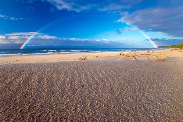 Arcobaleno sulla spiaggia del mare — Foto Stock
