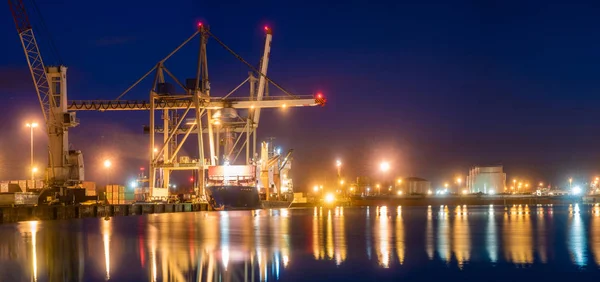 Contenedores de carga con una grúa por la noche, puerto comercial, envío — Foto de Stock