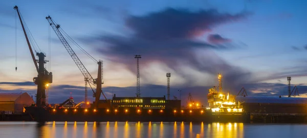 Navios de carga a granel no porto marítimo à noite, panor de alta resolução — Fotografia de Stock