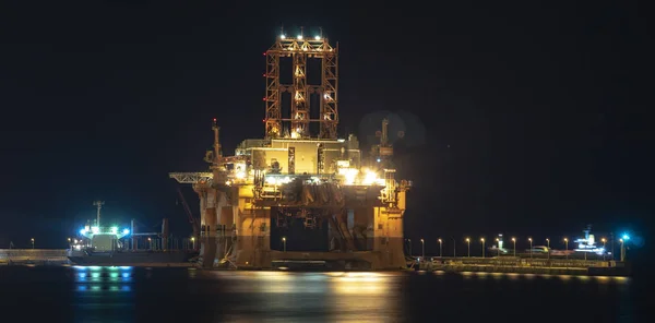 Foraj offshore pe timp de noapte — Fotografie, imagine de stoc