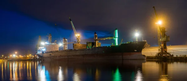 Massengutschiffe in der Nacht im Seehafen, hochauflösendes Panorama — Stockfoto