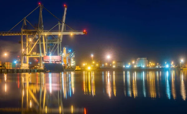 Recipientes de crane a carregar durante a noite, Porto de comércio, transporte — Fotografia de Stock