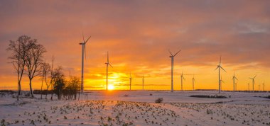 Kışın rüzgar türbinleri