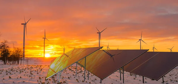 Zonnepanelen Windturbines Werken Winter — Stockfoto