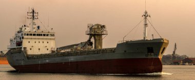 Kargo gemisi liman yelken