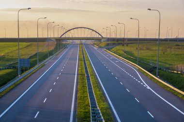gün batımında boş otoban.