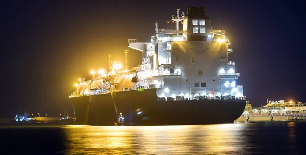 Lng Terminaline Sıvılaştırılmış Gaz Tedarik Ederken Petrol Tankerinin Görünümü — Stok fotoğraf