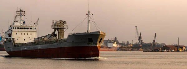 Грузовой Корабль Отплывающий Порта — стоковое фото