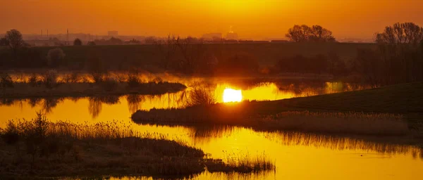 Восход Солнца Над Зеленым Родниковым Полем Озера Заднем Плане Белые — стоковое фото