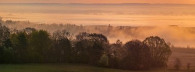 ilkbaharda vadi üzerinde av kulesi, sisli gündoğumu-panor
