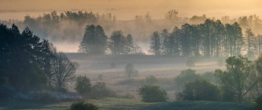 bahar, vadi üzerinde sisli sabah, panorama