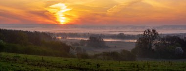 bahar, vadi üzerinde sisli gündoğumu 