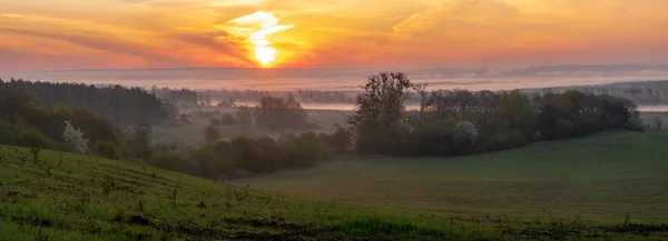 Frühling Nebliger Sonnenaufgang Über Dem Tal — Stockfoto