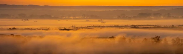 Родниковая долина погрузилась в утренний туман — стоковое фото