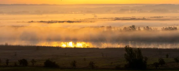 Quelltal versinkt im Morgennebel — Stockfoto